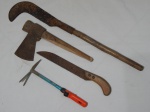 Quatro ferramentas para usos diversos: 1 serrote, 1 foice, 1 pá para jardinagem e 1 machado com cabo quebrado. Todas com marcas de uso e oxidação.