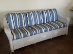 Sofá para 3 lugares em palha pintada de branco, estrutura de alumínio. Almofadas do assento e encosto soltas, estofadas em nylon azul e branco. Comp. 210cm.