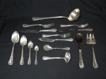 Faqueiro em metal prateado manufatura Meridional EPNS 100 cabos decorados com volutas: 12 garfos e 12 facas para carne, 12 garfos e 12 facas para sobremesa, 12 garfos e 12 facas para peixe, 12 colheres para sopa, 12 para sobremesa, 11 para chá e 12 para café e 10 peças para servir. Total 129 peças.