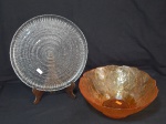 Duas peças em vidro: a) Bowl moldado com folhagens na tonalidade abóbora. Alt. 12 x diam. 28cm. b) Prato para bolo, translúcido decorado com rugas. Diam. 30cm.