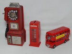 Três cofres em metal pintados de vermelho: Ônibus londrino, cabine telefônica e telefone público. Alt. do maior 23cm.