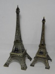 "Torre Eiffel" Duas reproduções da torre em metal. Alts. 40 e 32cm.