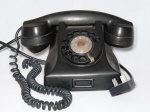 Antigo telefone em baquelite, dial em disco. Manufatura Ericsson. No estado. 12 x 25 x 18cm.
