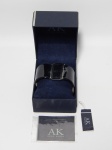 Relógio de pulso feminino N KLEINN, pulseira em couro, caixa em aço. Acondicionado na embalagem original e acompanhando certificado de garantia vitalícia (sem garantia de validade).