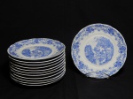 PORCELANA REAL - Doze pratos para sobremesa em porcelana nacional branca, decoração azul de folhagens e cena de vila ao centro. Marcados no fundo. Diâm. 19cm.