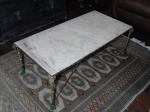 Mesa para frente de sofá, metal amarelo, pés de garra, cantoneiras aplicadas com máscara de leão, tampo de mármore embutido. Necessita solda nas traves de amarração e novo banho no metal. No estado. 38 x 104 x 54cm.