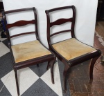 Par de cadeiras, madeira nobre, pernas acentuadas com ranhuras, encosto vazado. Assento estofado em camurça bege. Marcas de uso. Alt. 87cm.
