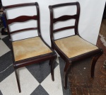 Par de cadeiras, madeira nobre, pernas acentuadas com ranhuras, encosto vazado. Assento estofado em camurça bege. Marcas de uso. Alt. 87cm.