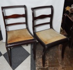 Par de cadeiras, madeira nobre, pernas acentuadas com ranhuras, encosto vazado. Assento estofado em camurça bege. Marcas de uso. Com restauros. Alt. 87cm.