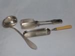 Três peças de servir em metal inglês contrastado: Espátula para torta com cabo de resina, concha e pinça. Comps. 31- 33 e 30cm.