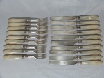 Nove garfos e dez facas em prata inglesa contrastada, manufatura Martin Bros & Co, cabos em madrepérola, lâminas cinzeladas com figuras de cão e marca do fabricante. Comp. 16 e 20cm.