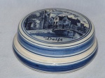 DELFTWARE - Caixa redonda em porcelana holandesa brnaca e azul. Tampa representando paisagem da cidade de Vrouwenregt. 5 x 13cm