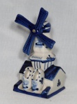 DELFTWARE - Escultura representando moinho tradicional holandês em porcelana branca e azul. Alt. 15cm