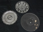 Três (3) pratos para bolo em vidro translúcido, um com lapidação no padrão joalheria, um com lapidação de estrelados e um liso com a borda em bolinhas. Diâms. 36, 36 e 44cm.