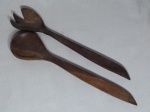 Duas peças de servir em madeira nobre: Colher e garfo para salada. Comp. 37cm