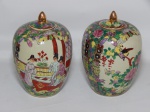 Par de potiches em porcelana chinesa, fundo bege craquelado, decoração em policromia representando cenas típicas e rica ornamentação de folhagens, tampa aplicada com douração. Selo do fabricante no fundo. Alt. 16,5cm.