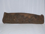 Talha em madeira esculpida com cena de caça. 87 x 23cm