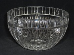 TIFFANY & Co. Grande Bowl em cristal translúcido lapidado com caneluras, borda com blocos e algarismos romanos. Marca da fábrica ao fundo. 15 x 25cm