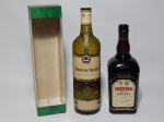 Duas (2) garrafas de bebidas lacradas: a) Licor de tangerina belga, 1L, na caixa original. b) Licor de cereja dinamarquês Heering, 1L. Sem garantias de integridade dos líquidos.