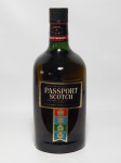 Garrafa do scotch whisky Passport, edição limitada de 1,75L (meio galão). Lacrada. Alt. 32cm.