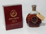 REMY MARTIN - Garrafa do ilustre cognac Remy Martin XO fine champagne, 700mL, lacrada (sinais de evaporação). Acompanha cartão de certificado de originalidade, numeração HV975. Alt. 21cm.