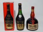 Duas (2) garrafas de bebidas lacradas: a) Cognac Camus Grand VSOP, 700mL, na caixa original. b) Antiga do licor de laranja francês Grand Marnier, 1L.