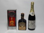 Duas (2) garrafas de bebidas lacradas: a) a) Tradicional licor lochan ora a base de whisky, da Chivas Brothers, 700mL, sinais de borras, na caixa. b) Espumante americano Ma Maison, 750mL. Sem garantias de integridade dos líquidos.
