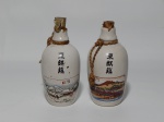 Duas (2) garrafas de saquê japonesas em cerâmica vitrificada, decoração de paisagens e kanji. Alt. 17cm.