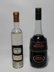 Duas (2) garrafas de bebidas lacradas: a) Schnapps de damasco austríaco. b) Crème de Menthe Marie Brizard, 1L. Sem garantias de integridade dos líquidos.