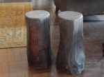 Par de colunas feitas por aproveitamento de tronco de madeira nobre. Alts. 53cm.