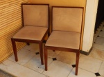 Par de cadeiras em madeira brasileira, assento e encosto estofado em camurça marrom. Alt. 82cm.