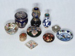 Dez peças diversas: Dois vasos e duas caixinhas em cloisonné; duas caixinhas em madeira laqueada; e bowl com peanha, prato decorativo e pote em porcelana. Decoração diversa. Alt. maior 5cm, Alt. menor 2cm