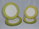 Oito pratos em faiança italiana branca. Borda decorada em verde e amarelo. Manufatura BIZZIRI. Apresentam leves lascados na borda. Diam. 23 e 27cm.