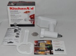 Adaptador moedor de alimentos para batedeira da manufatura americana KITCHENAID. Acondicionado em embalagem original. Alt. 19cm.