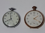 Dois relógios de bolso, sendo um Mondaine em metal prateado e um Omega em metal dourado. Ambos no estado. Diams. 6 e 5cm.