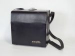 Bolsa estojo em couro para acessórios fotográficos MINOLTA. Apresenta leve riscado. 23 x 21 x 11cm.