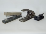 VINTAGE - Três peças para escritório: 2 grampeadores e 1 furador de papel. Comps.  20 e 10cm.