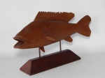 Escultura em madeira entalhada representando peixe. Nadadeiras com faltas, quebrados e colados. 19 x 32 x 7cm.