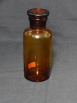 Antigo pote de farmácia em vidro âmbar, leve lascado na borda. Alt. 14cm.