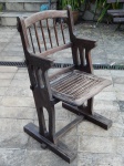 Cadeira de cinema em madeira nobre, assento dobrável e plaqueta esmaltada com indicação do assento. Cerca 1900. Necessita lustração. Alt. 90cm.