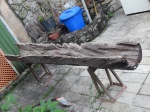 Bica para agua entalhada em casca de arvore e apoiada sobre cavaletes de madeira brasileira. Comp. 270cm.