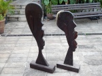 ARTE POPULAR - Duas esculturas em madeira representando bustos de africanos. Alts. 109 e 97cm.