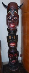 ARTE POPULAR - Totem em tronco de madeira policromada representando divindades. Alt. 180cm.