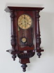 Relógio em madeira comquebrado e colunas