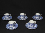 Cinco xícaras e pires em fina porcelana branca chinesa, decoração típica em azul, detalhes em douração. Marcado no fundo. 6 x 10cm.
