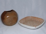 Conjunto centro de mesa composto por 2 peças em cerâmica envernizada marrom: Vaso bojudo, Alt. 18 cm; Prato presentoir, apresenta bicados, 27 x 27cm