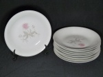 Nove pratos fundos em porcelana nacional branca, borda filetada à ouro, centro aplicado com pinturas de rosas. Marcada RENNER. Diam. 22cm