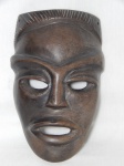 Máscara decorativa tribal entalhada em madeira nobre. 21 x 13cm.