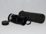 Antiga lente para câmera fotográfica Soligor Tele-alto 1:2.8 F = 135mm. Acompanha capa em couro. 11 x 6 cm. Sinais do tempo.
