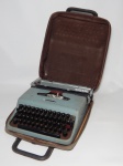 Máquina de escrever OLIVETTI, modelo Lettera 22, acompanha bolsa. Necessita revisão. 10 x 27 x 30cm